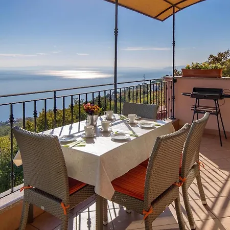 Awesome In With House Sea View Apartament