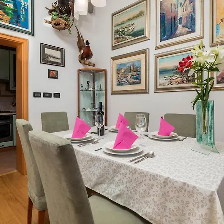 Apartament Awesome In With House Sea View