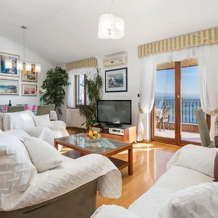 Awesome In With House Sea View Apartament